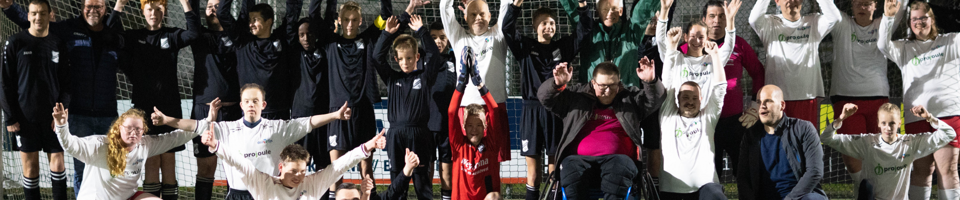 Henk de Jong en Burgemeester Jan Rijpstra trappen de Maand van Aangepast Sporten af